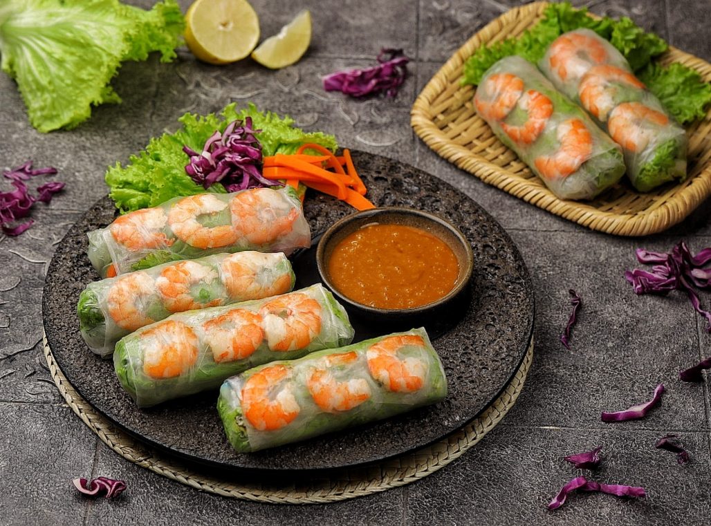 Gỏi cuốn, Vietnamese spring rolls, summer spring rolls, or salad spring rolls, a traditional dish in Vietnamese cuisine consisting of chicken, shrimp, vegetables, bún, and other ingredients wrapped in